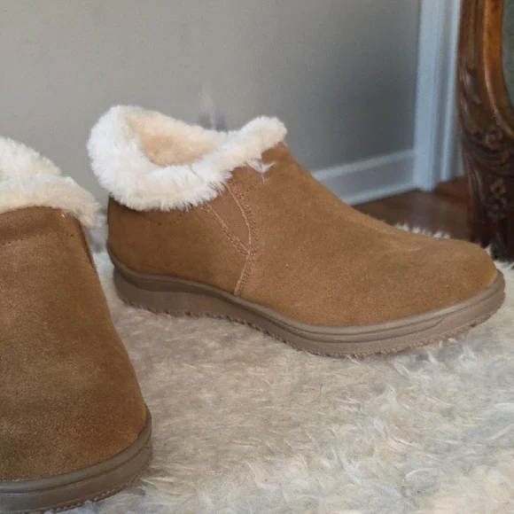 Minnetonka Tan Winter Boots with White Fur Lining - Picture 4 of 10